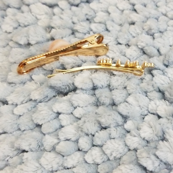 🎉SALE 3 SETS FOR $15 🎉 Hair clips - Picture 3 of 3